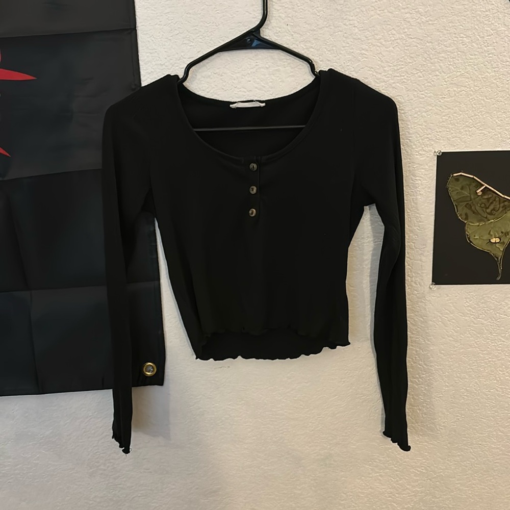 Black fitted long sleeve crop top